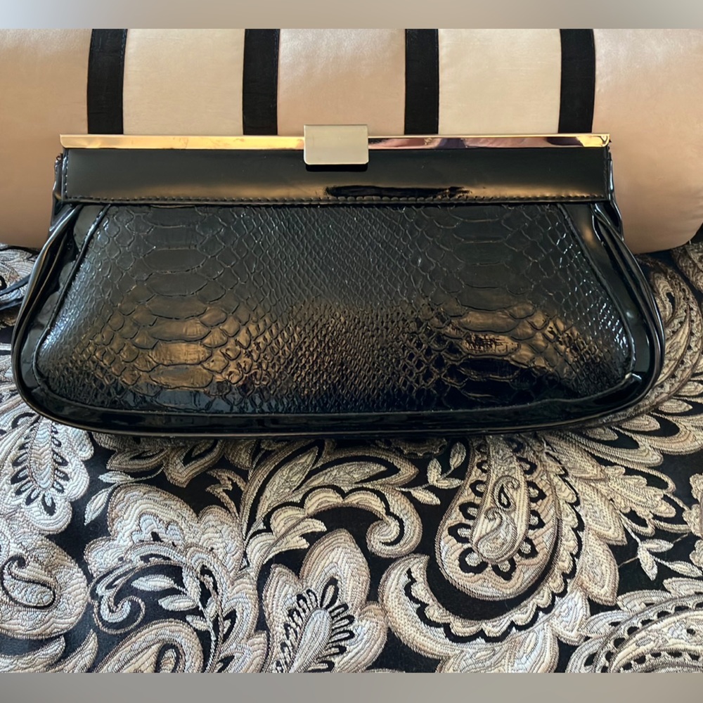 BLACK PATENT CROCK EMBOSSED CLUTCH